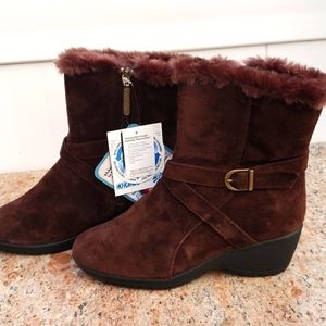 NWT Khombu Brown Suede Boots